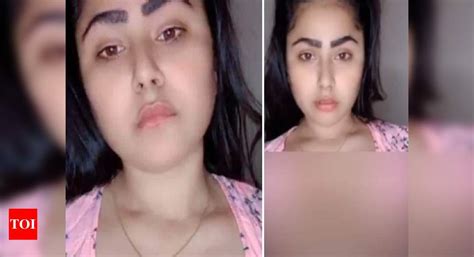 indian teen pussy show mms photo|Pakistani Doctor leaked MMS Ra